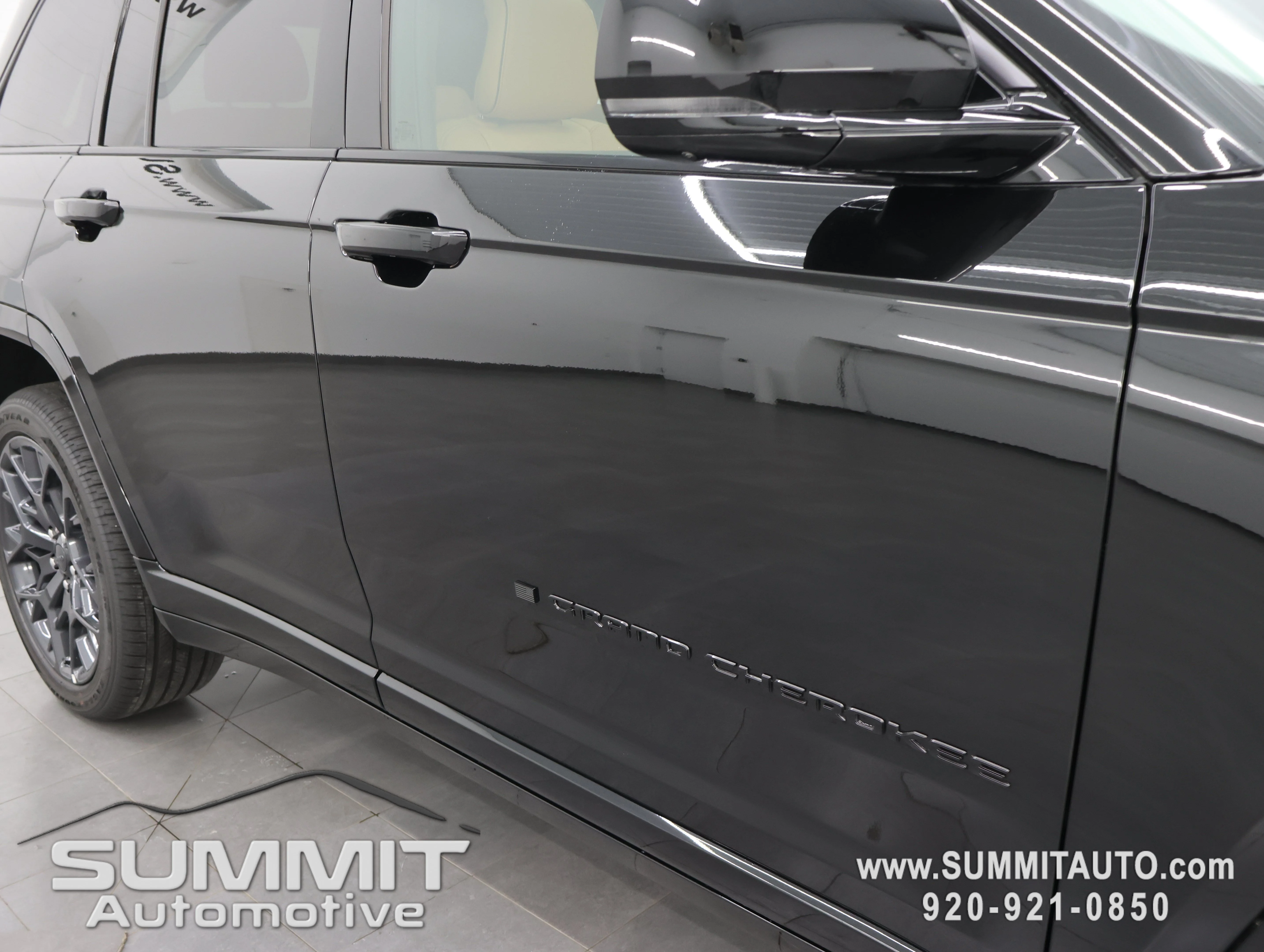 New 2026 Diamond Black Crystal Pearl-Coat Exterior Paint Jeep Summit image 29