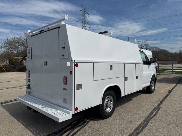 New 2025 Summit White Chevrolet 1WT image 4
