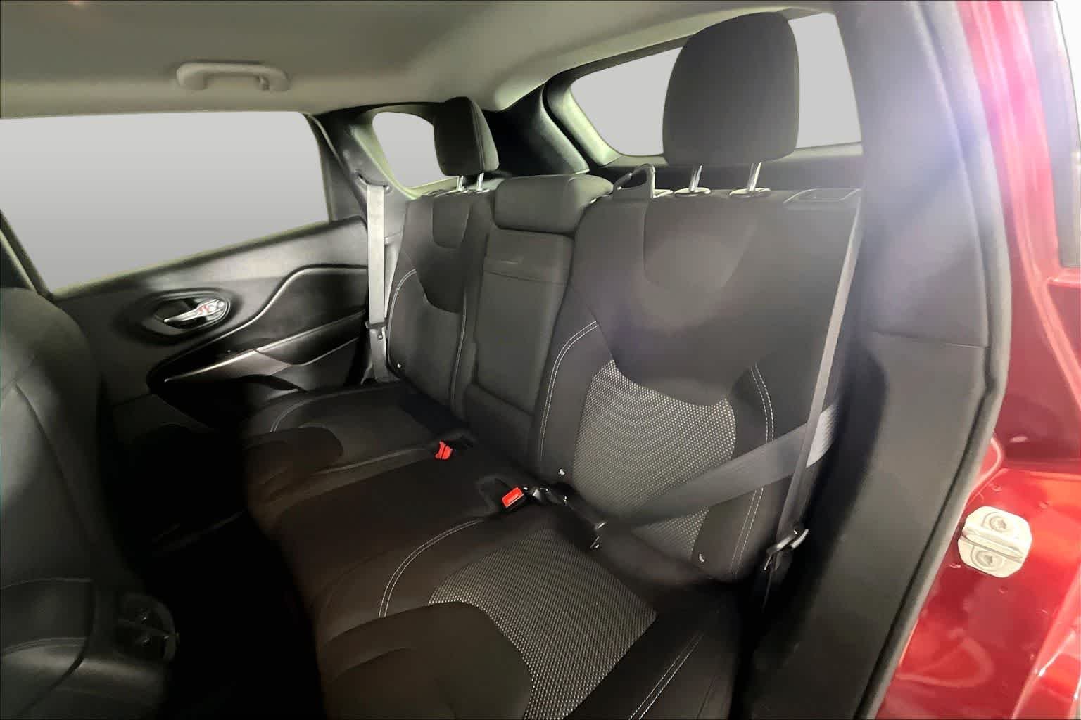 Used 2019 Velvet Red Pearlcoat Jeep Latitude image 19