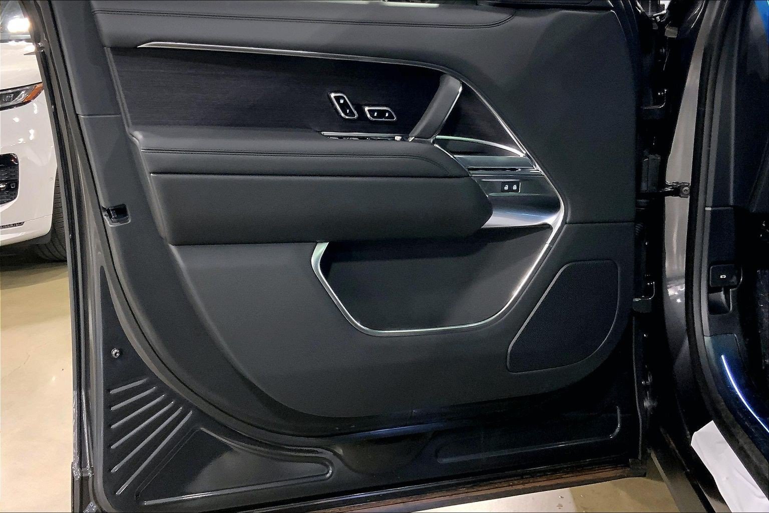 New 2027 Carpathian Grey Land Rover SE image 10
