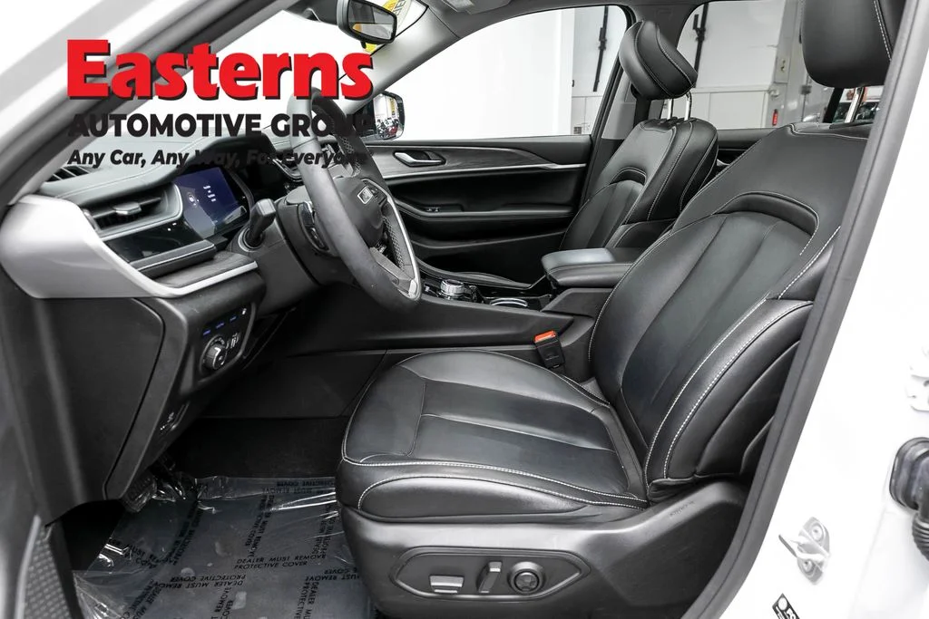 Used 2022 White Jeep 4xe image 14