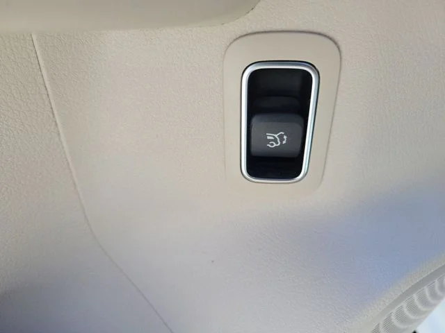 Used 2023 White Mercedes-Benz GLB 250 image 22