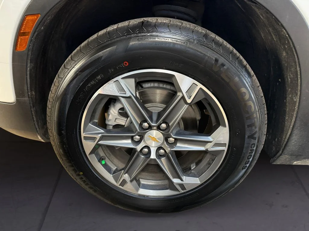 Used 2025 White Chevrolet LT image 9