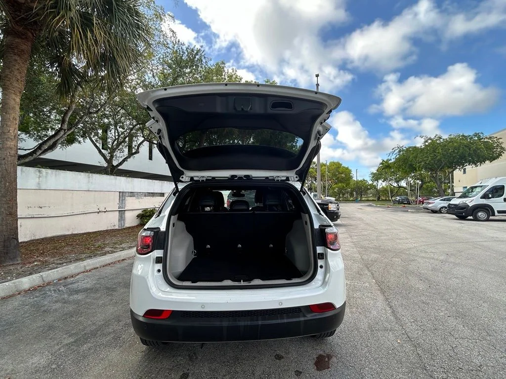 Used 2024 White/off-white Jeep Limited image 34