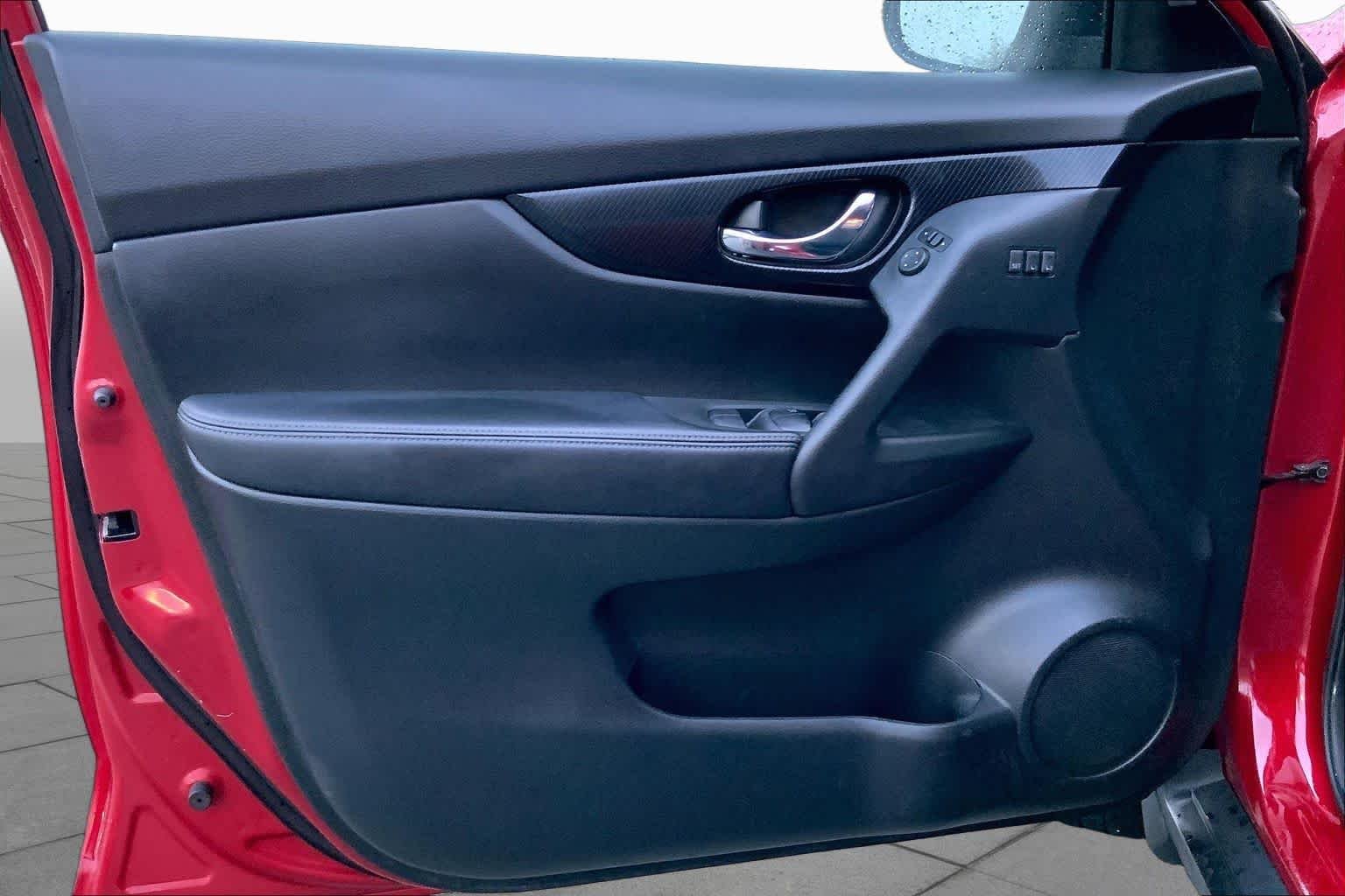 Used 2017 Palatial Ruby Nissan SL image 19