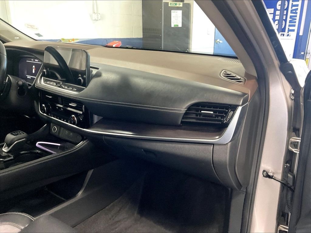 Used 2023 Gold Nissan Platinum image 13