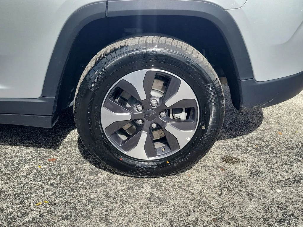 Used 2024 Silver Jeep 4xe image 12