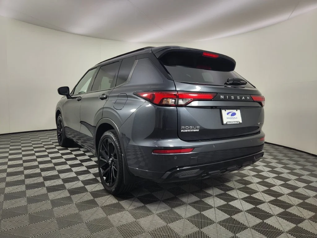 Used 2026 Gray Nissan Platinum image 3
