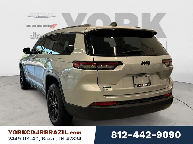 Used 2024 Silver Jeep Altitude image 3