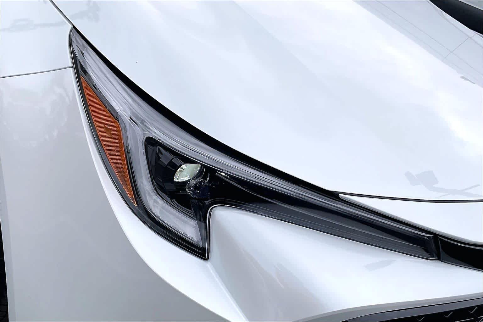 New 2026 Wind Chill Pearl/Midnight Black Metallic Toyota XSE image 13