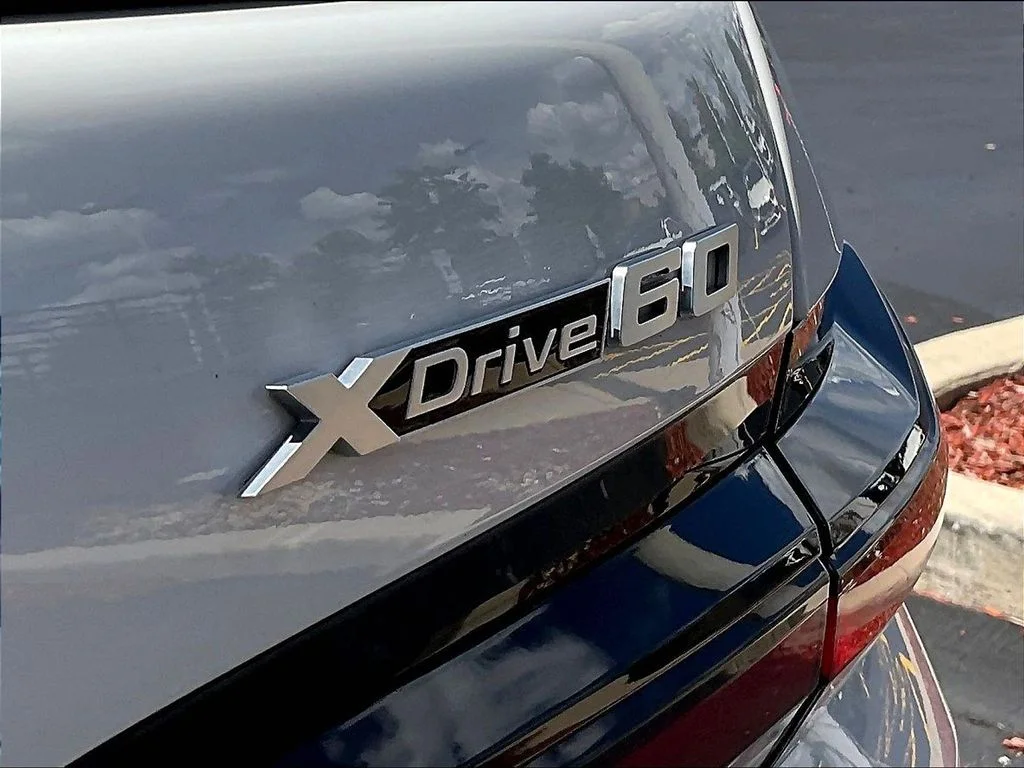 Used 2023 Alpine White BMW xDrive60 image 23