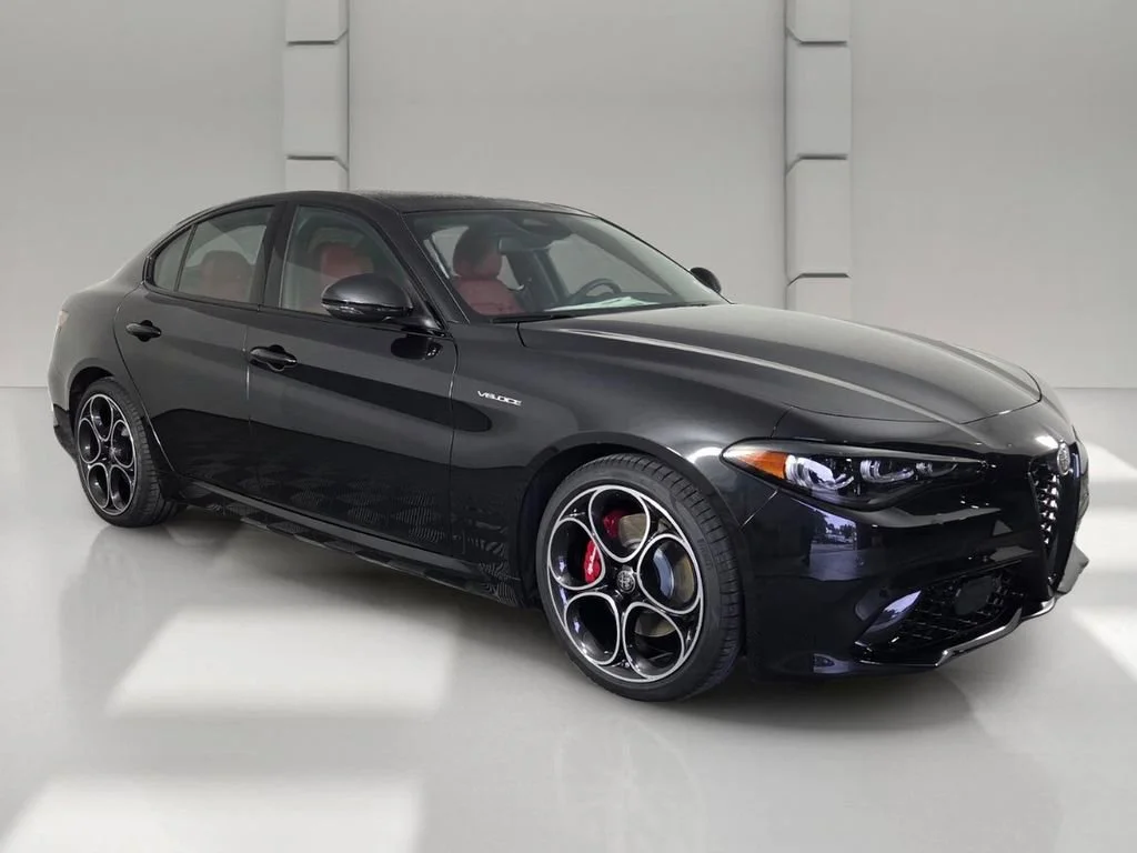 New 2026 Vulcano Black Metallic Alfa Romeo Base image 2