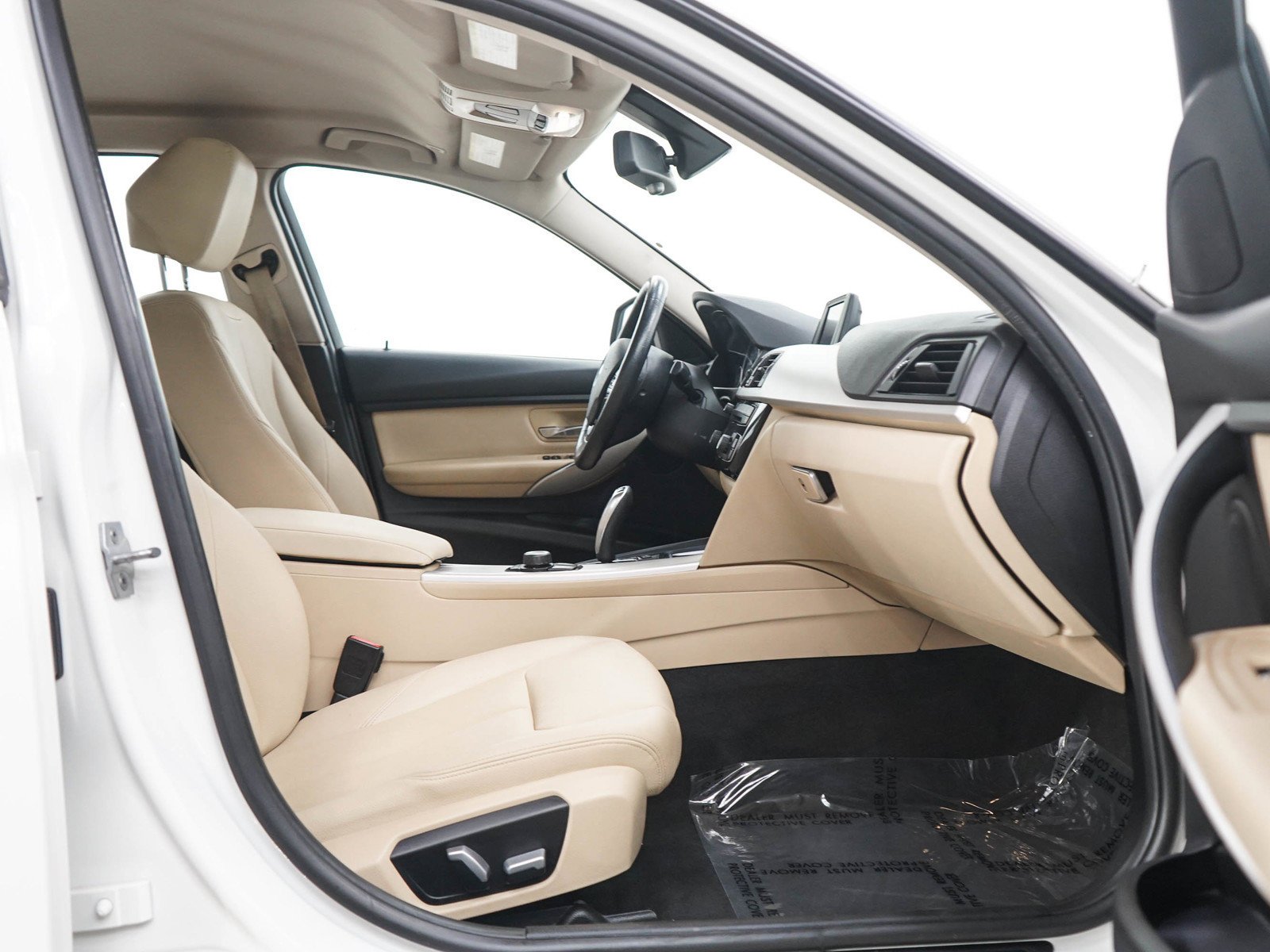 Used 2018 Alpine White BMW 320i xDrive image 11