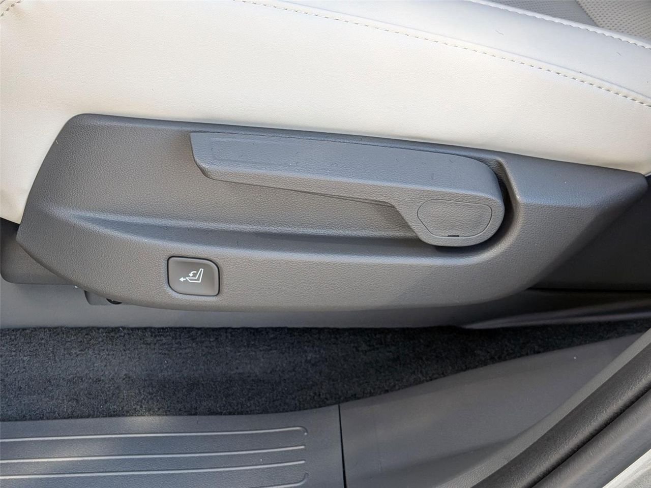 New 2026 Shimmering Silver Hyundai SEL image 27