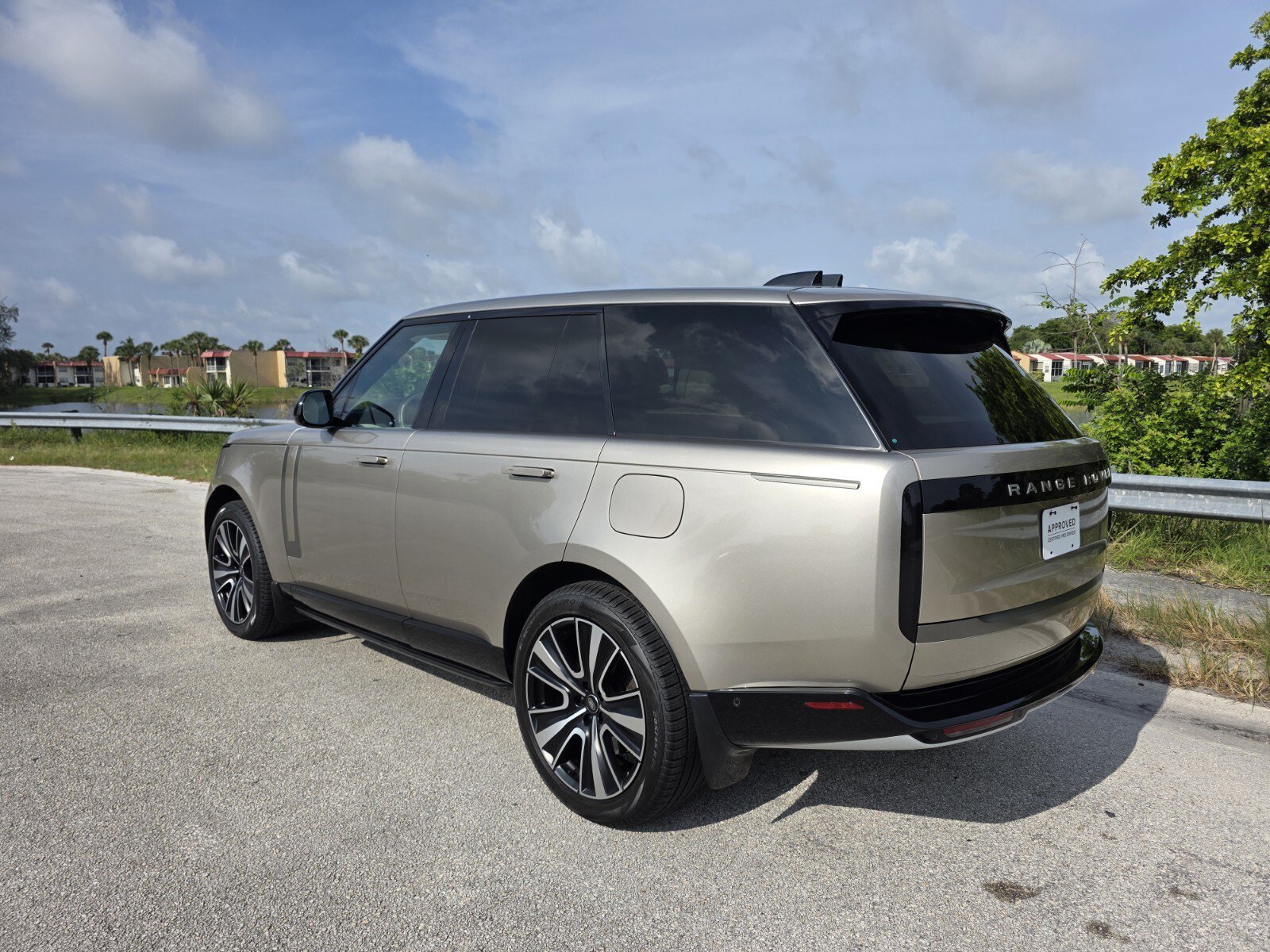 Certified Used 2025 Batumi Gold Premium Metallic Land Rover P550e SE image 2
