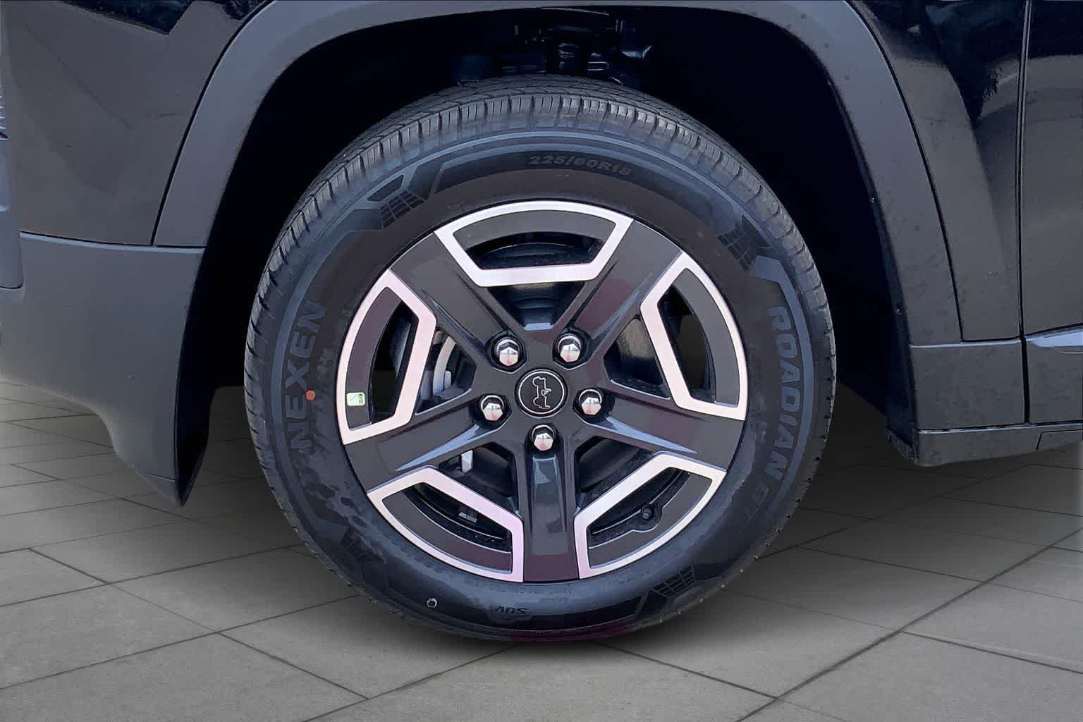 New 2026 Diamond Black Crystal Pearl-Coat Exterior Paint Jeep Laredo image 11