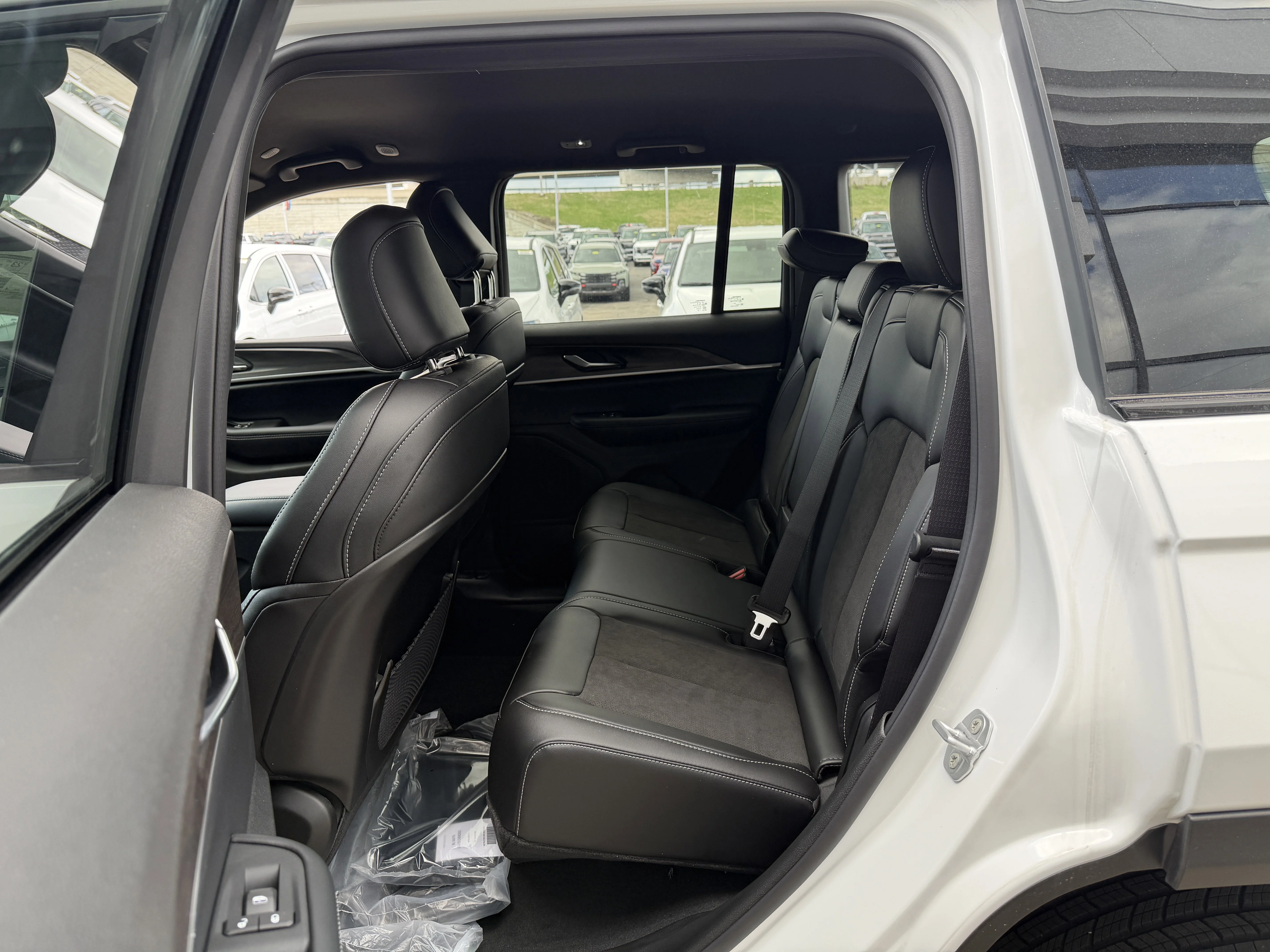 New 2026 Bright White Clear-Coat Exterior Paint Jeep Altitude image 29