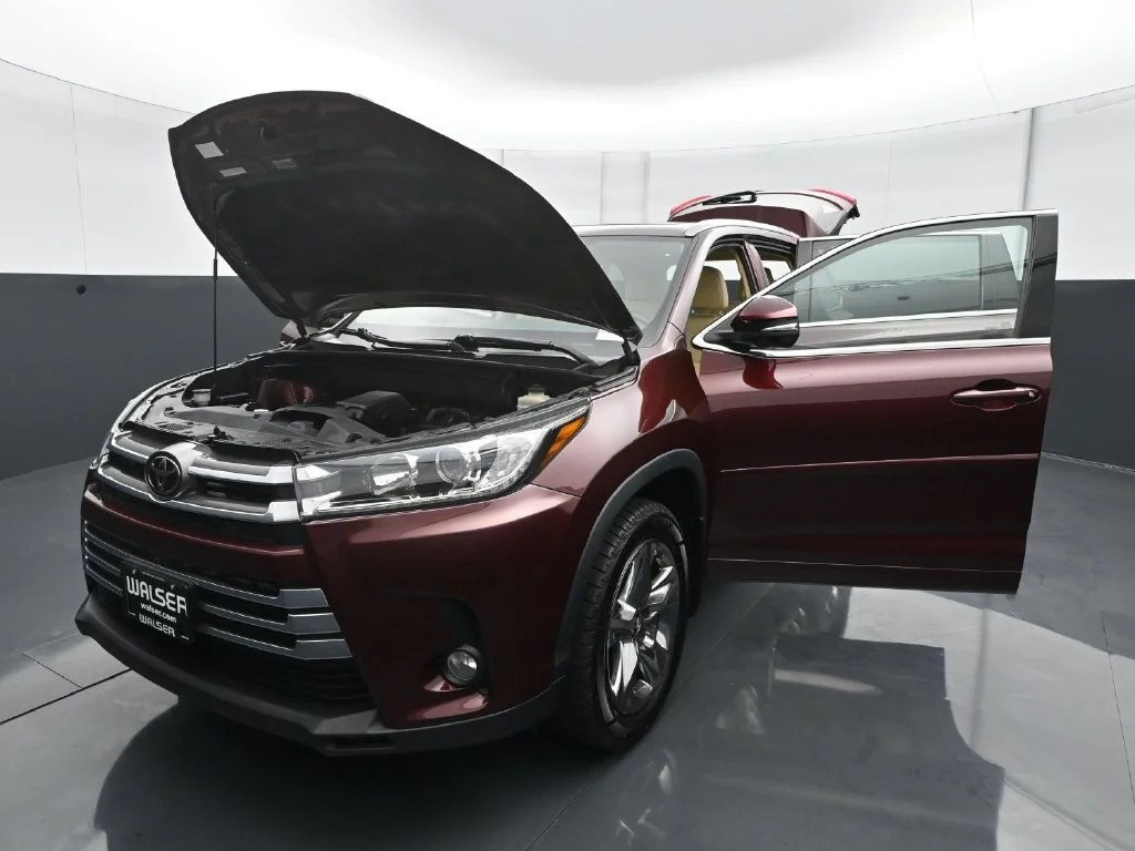 Used 2018 Ooh La La Rouge Mica Toyota Limited Platinum image 27