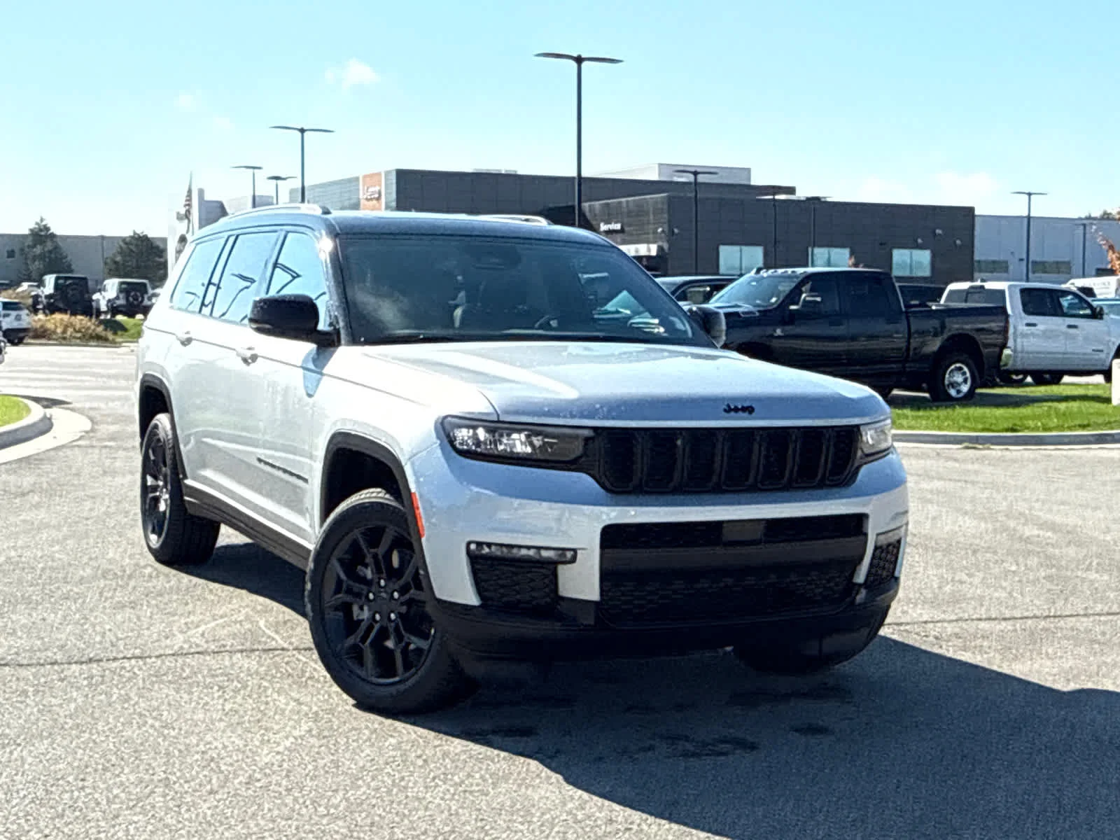 New 2025 Silver Zynith Exterior Paint Jeep Limited image 12