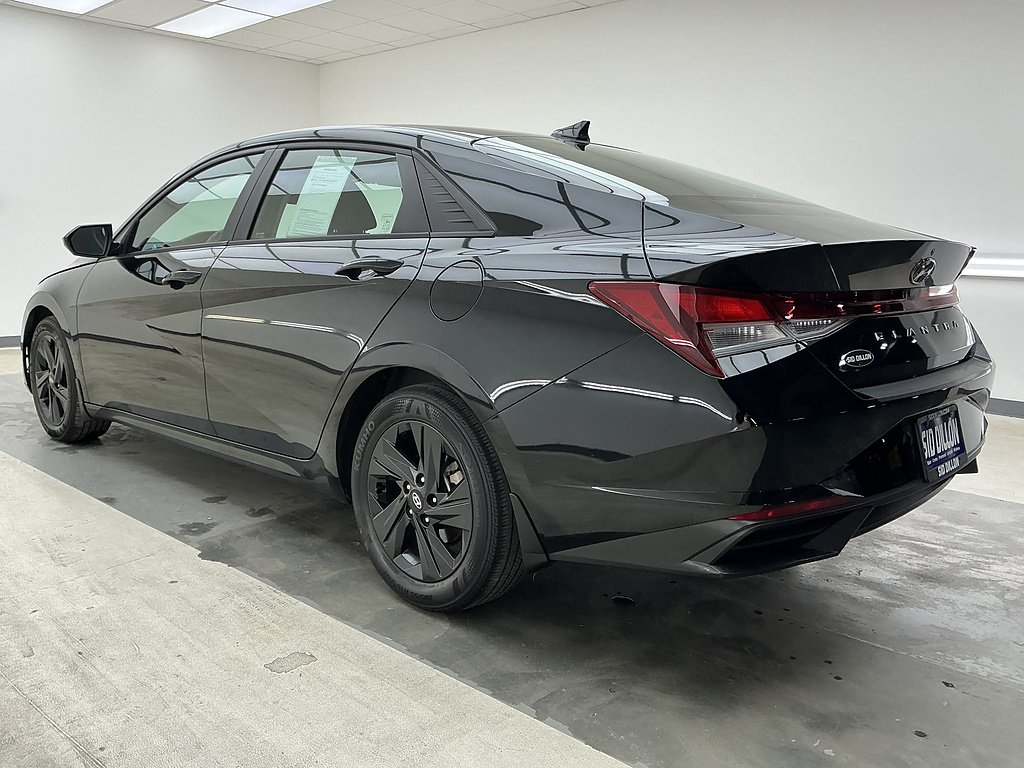 Used 2022 Phantom Black Hyundai SEL image 6