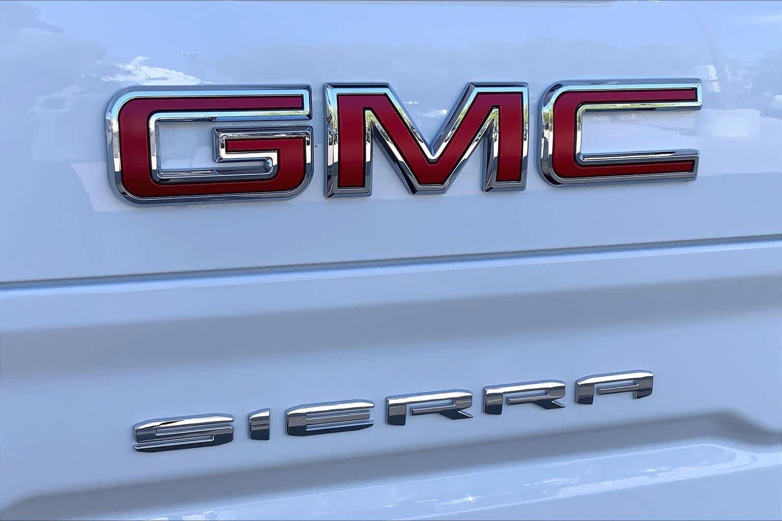 Used 2026 Summit White GMC AT4 image 31