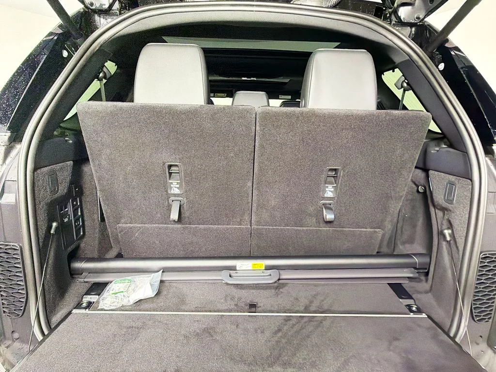 New 2026 Santorini Black Land Rover S image 28