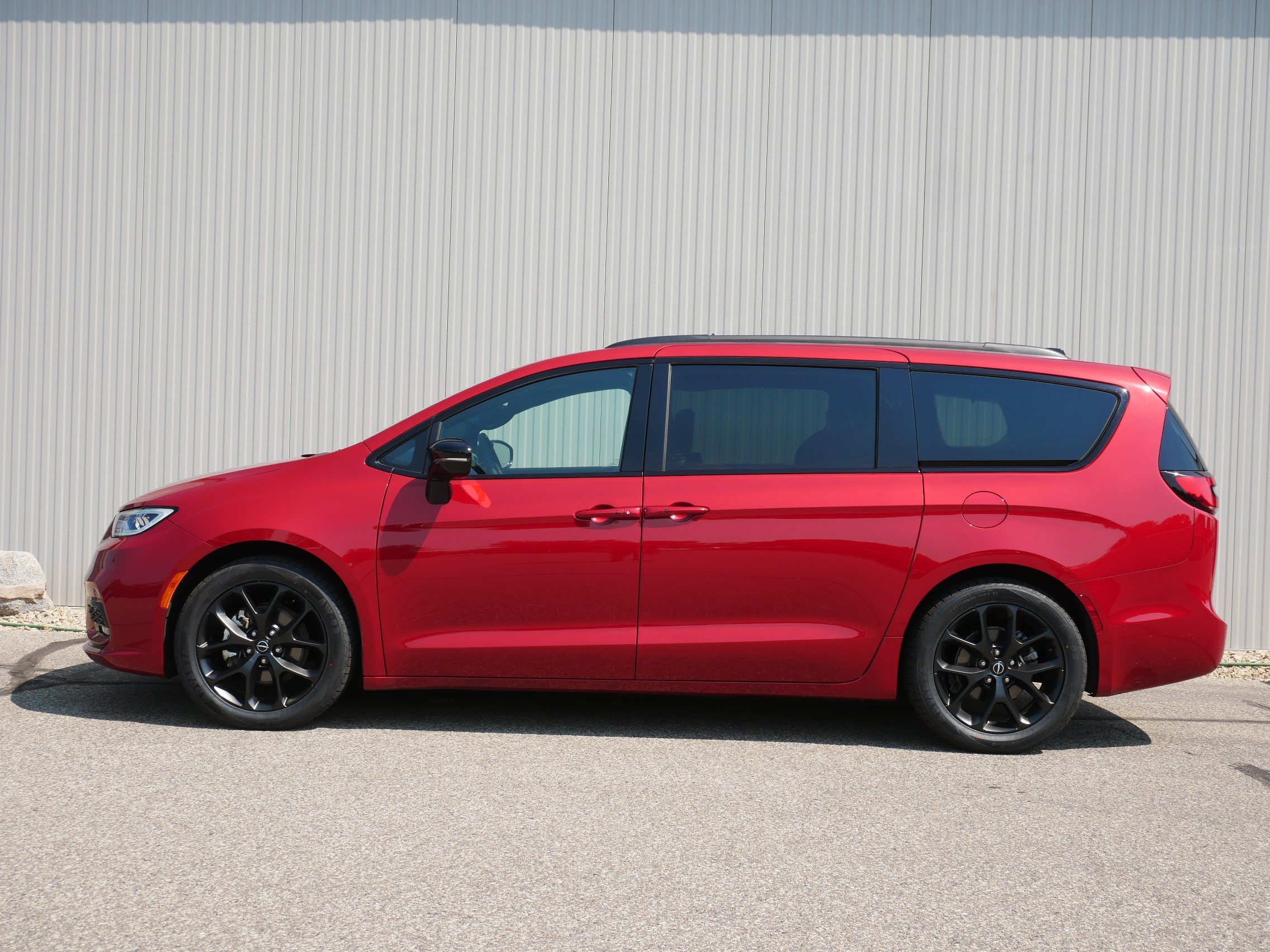 Used 2025 Chrysler Pacifica Limited with VIN 2C4RC1GGXSR584164 for sale in Hastings, Minnesota