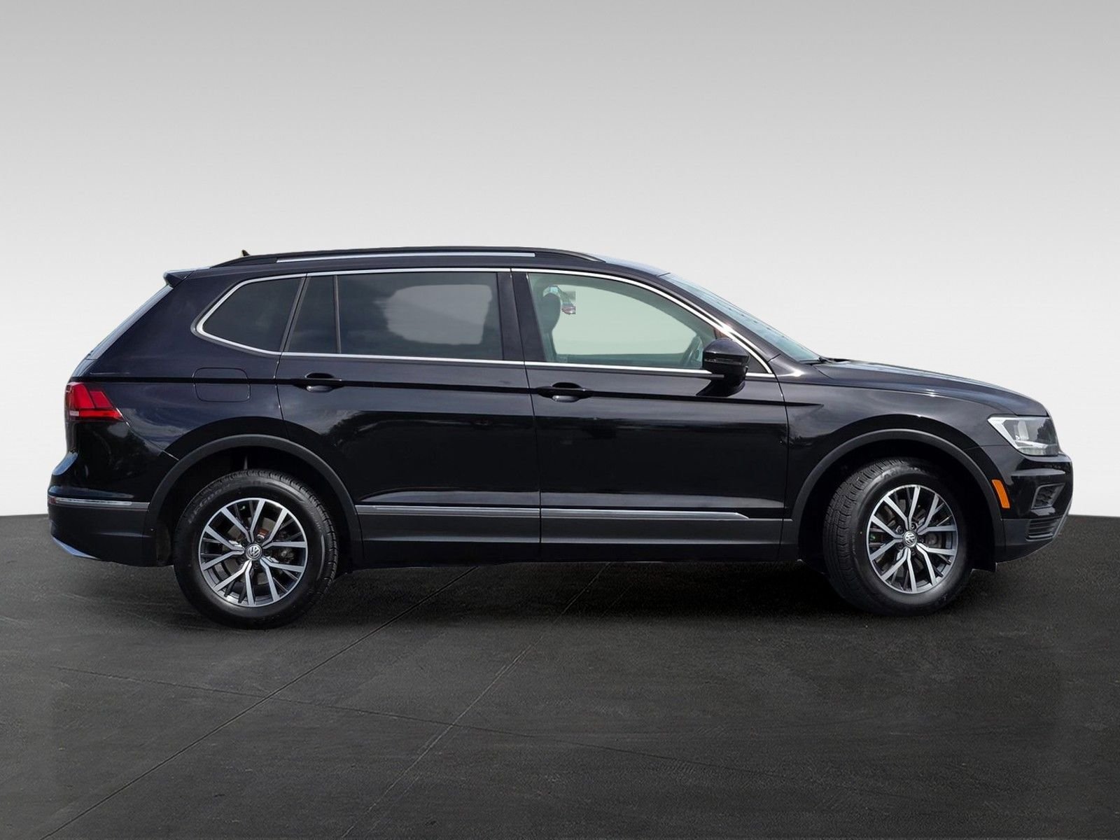 2018 Volkswagen Tiguan 2.0T SEL photo 2