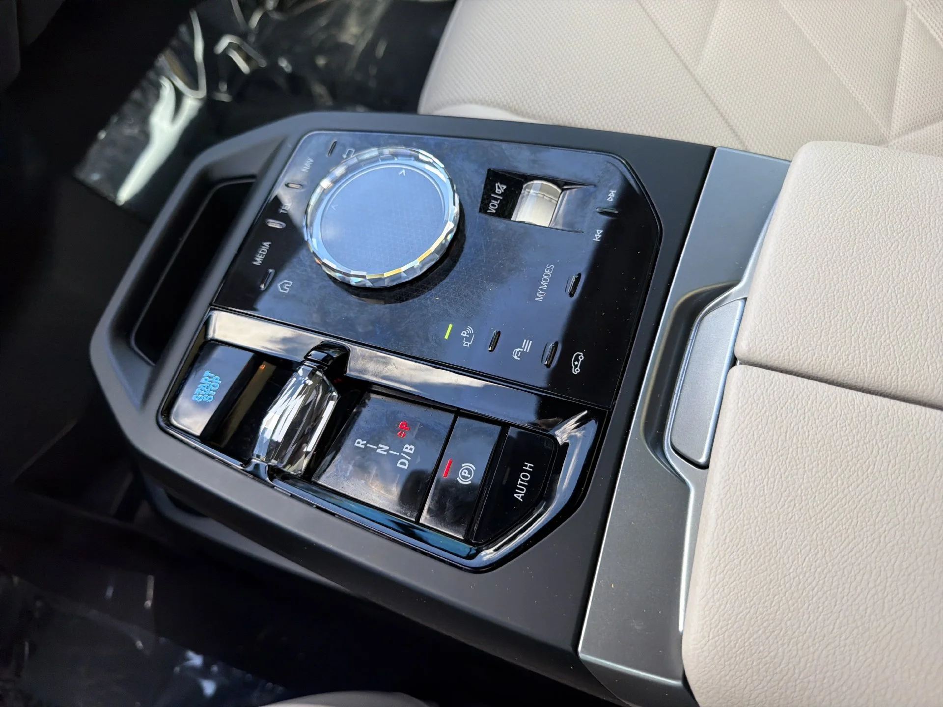 Certified Used 2025 White BMW M60 image 34