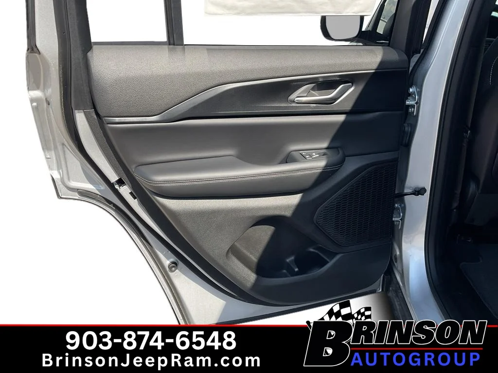 New 2026 Silver Zynith Exterior Paint Jeep Laredo X image 6