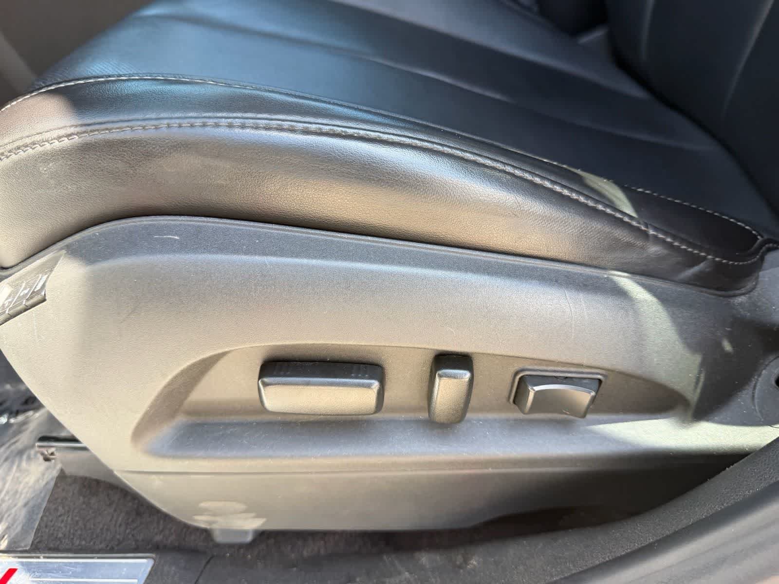 Used 2016 White Frost Tricoat GMC Denali image 23