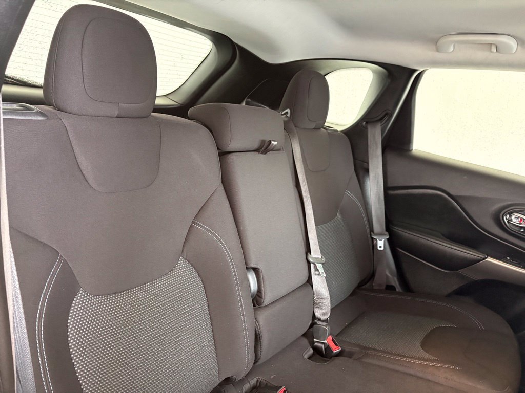 Used 2020 White Jeep Latitude image 34