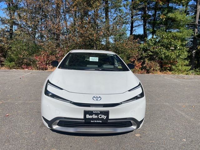 New 2026 Wind Chill Pearl <sup>1</sup> Toyota  SE image 2