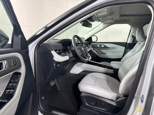 New 2026 Space White Metallic Ford Platinum image 9