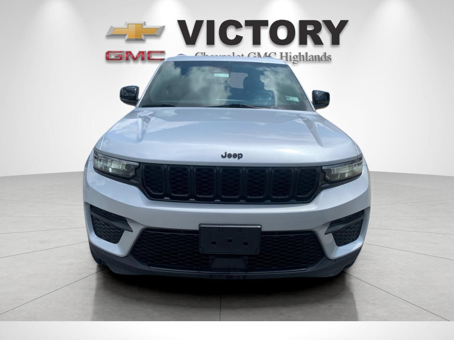 Used 2023 Silver Zynith Jeep Laredo image 8