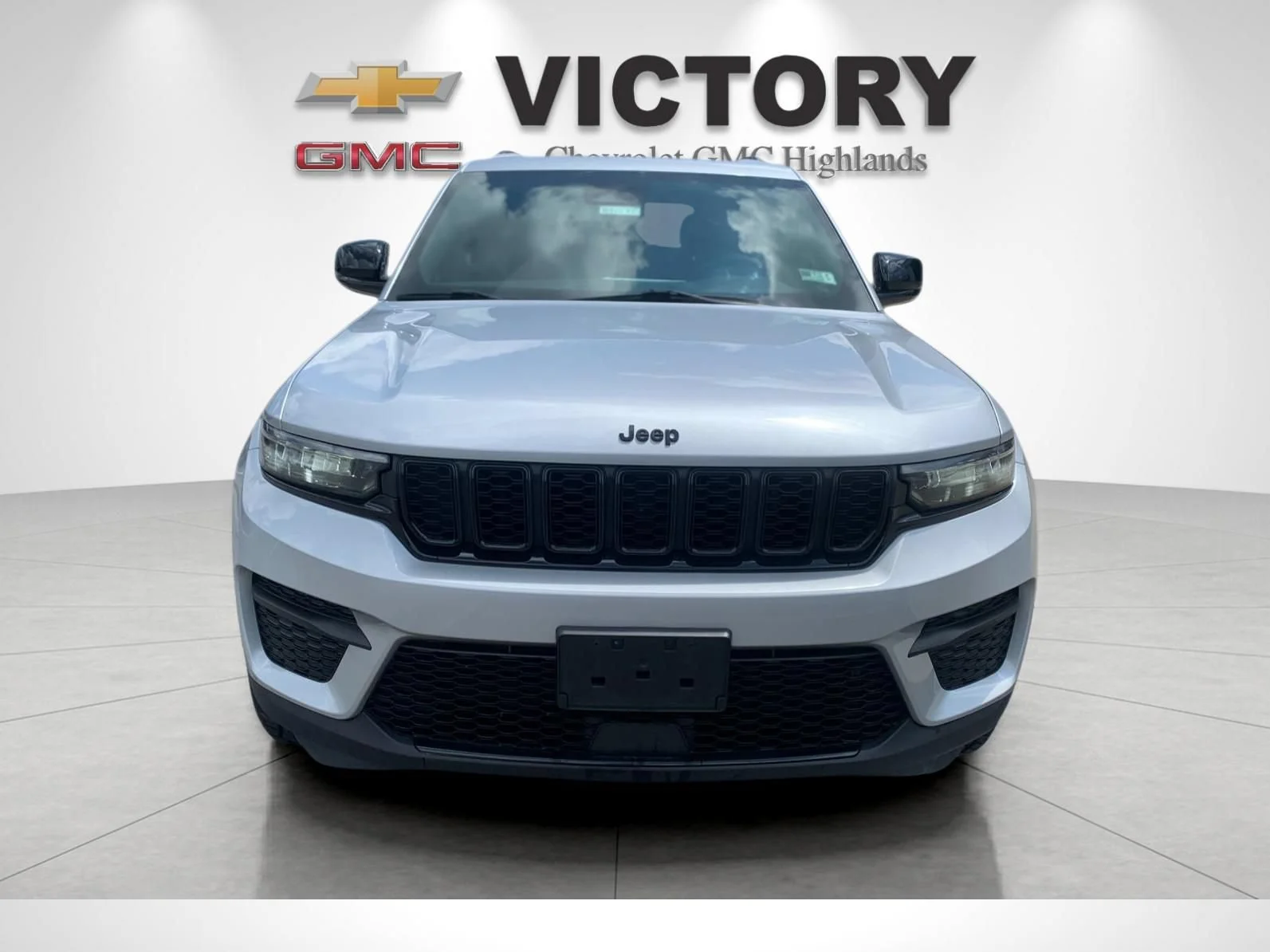 Used 2023 Silver Zynith Jeep Laredo image 8