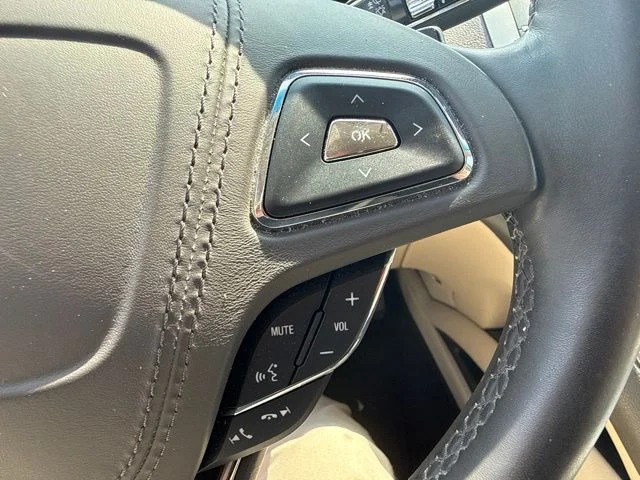Used 2019 White Lincoln Reserve image 13