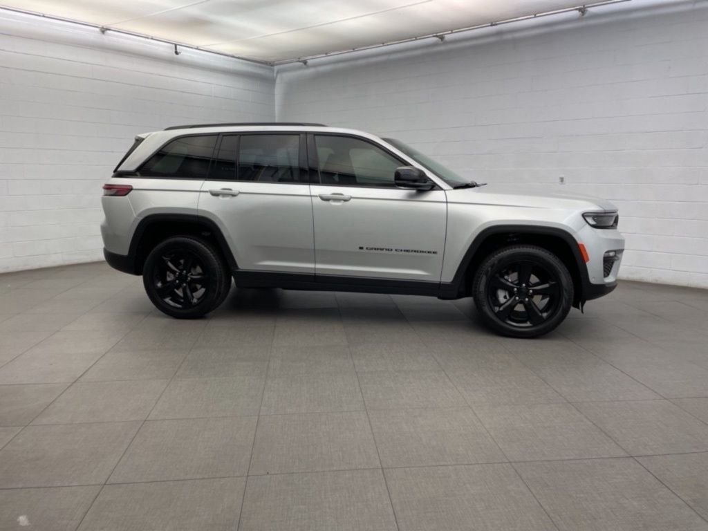 New 2025 Silver Zynith Exterior Paint Jeep Limited image 2