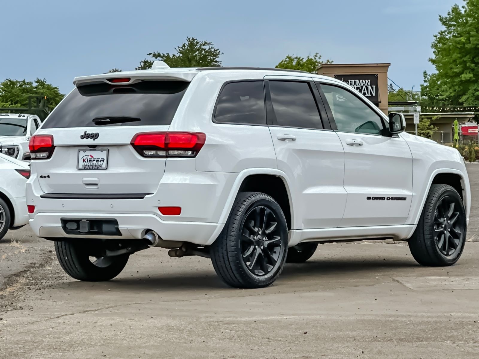 Used 2022 White Jeep Laredo X image 3