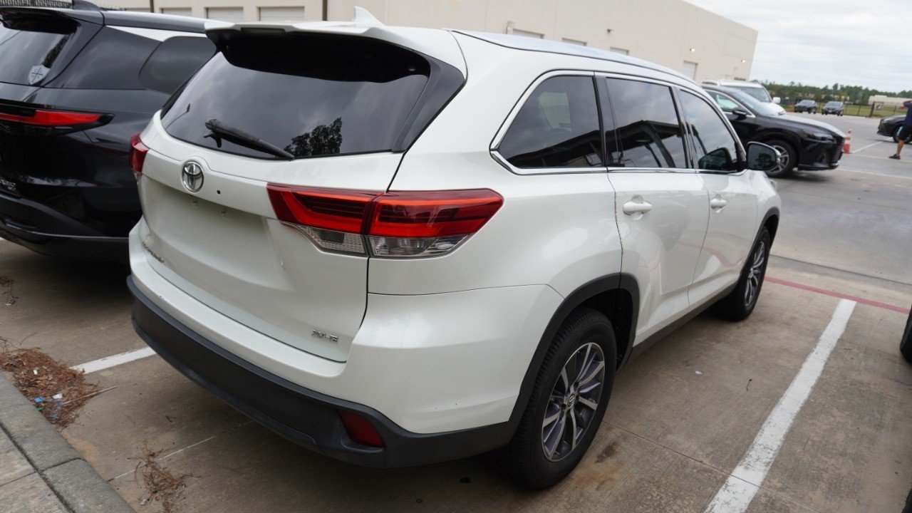 Used 2019 White Toyota XLE image 5