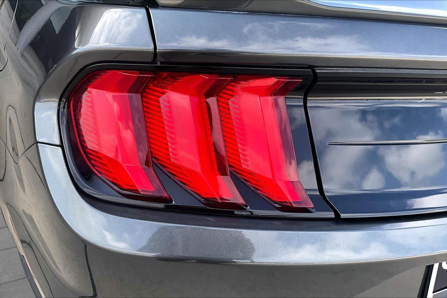 Used 2019 Magnetic Metallic Ford GT Premium image 25