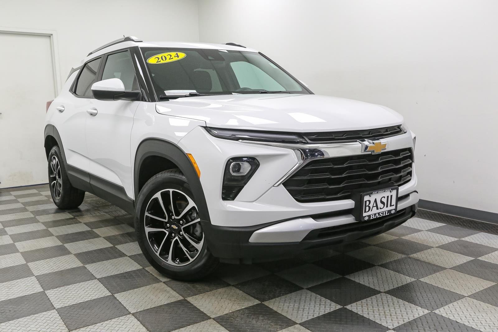 Used 2024 Summit White Chevrolet LT image 2