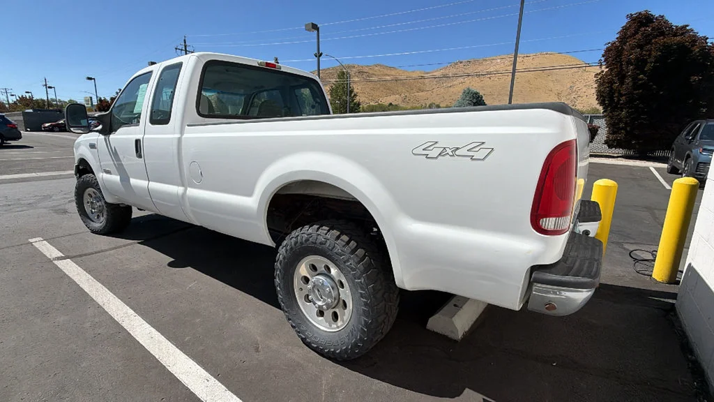 Used 2006 Oxford White Clearcoat Ford XL image 3