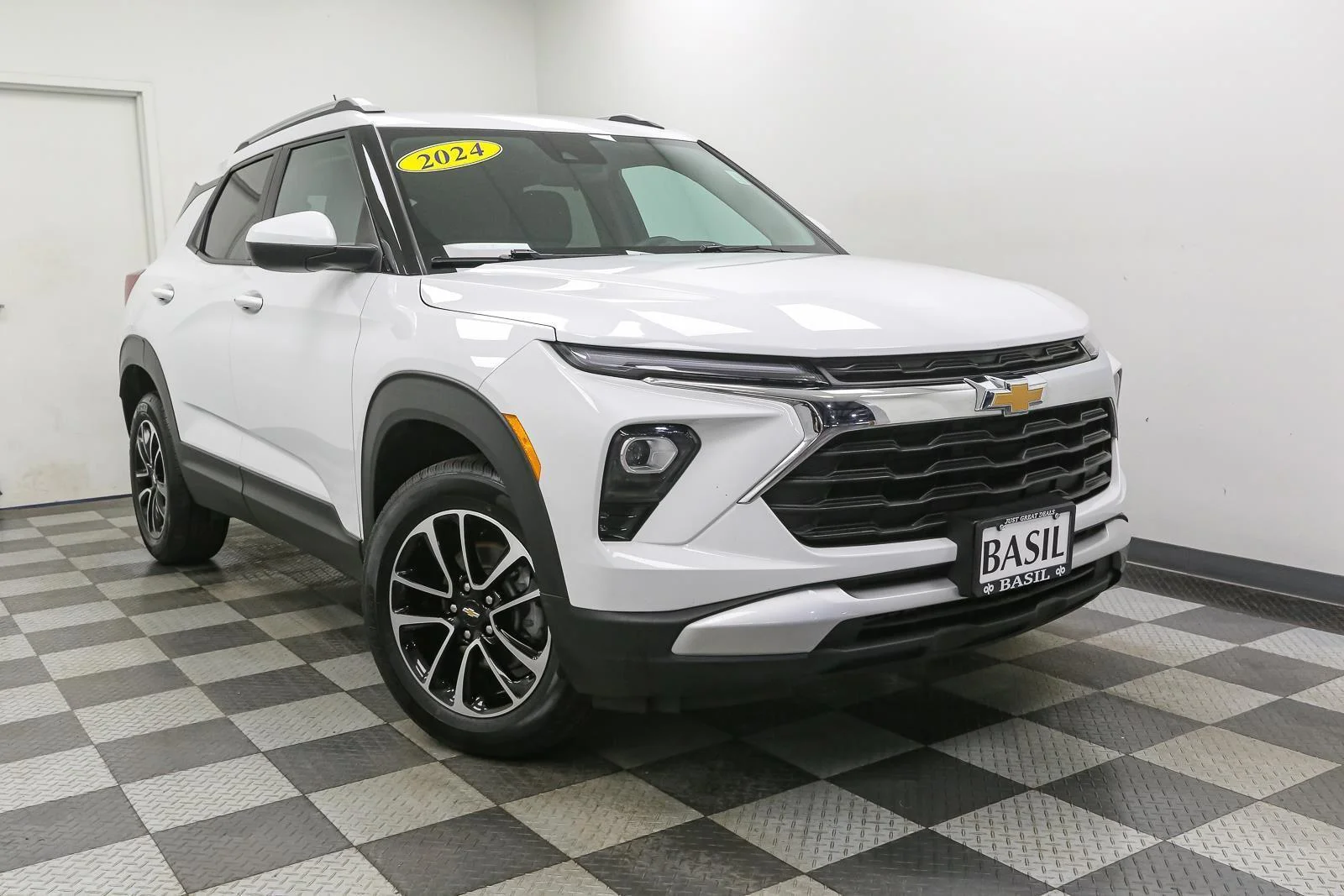 Used 2024 Summit White Chevrolet LT image 2