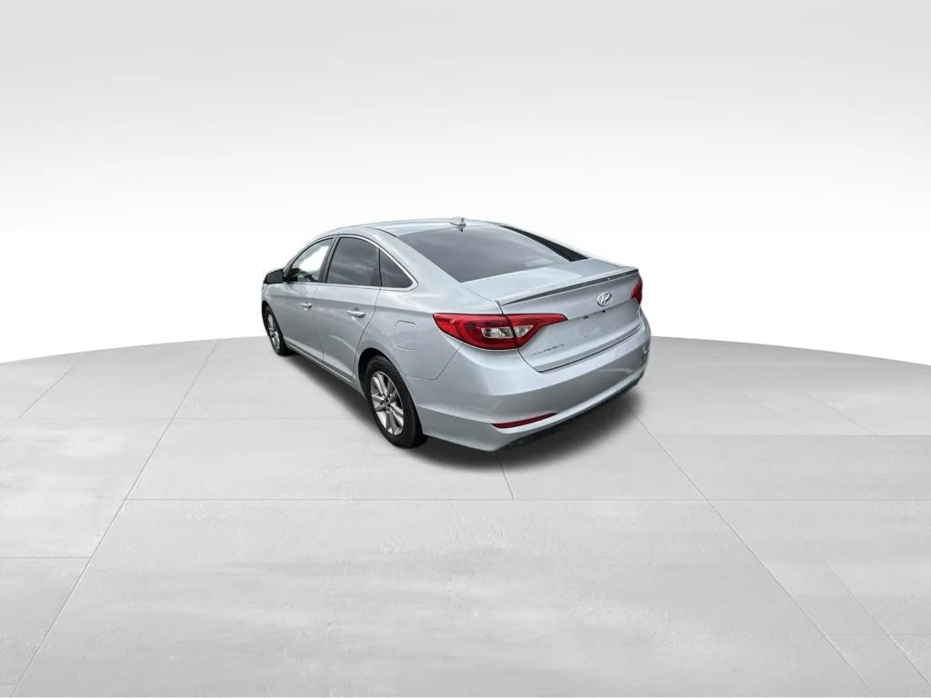 Used 2016 Silver Hyundai SE image 13