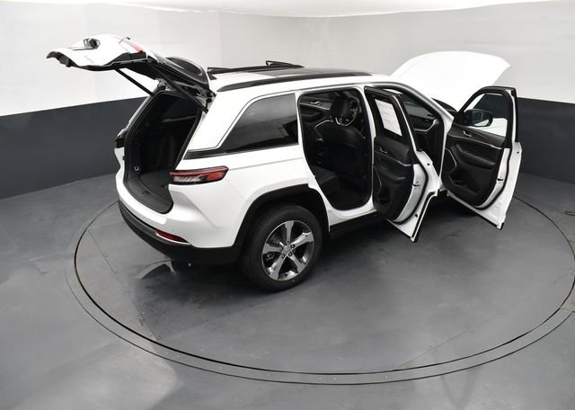 New 2026 Bright White Clear-Coat Exterior Paint Jeep Limited image 30