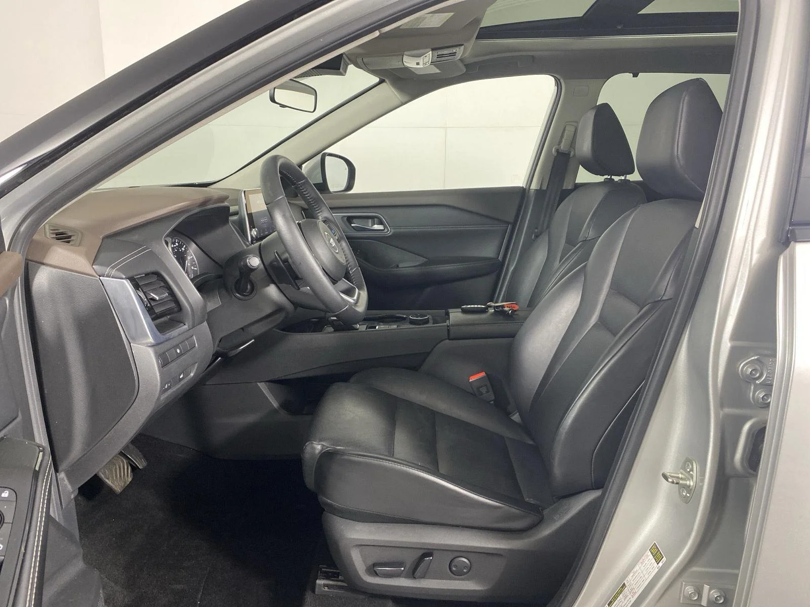 Used 2021 Brilliant Silver Metallic Nissan SV image 13