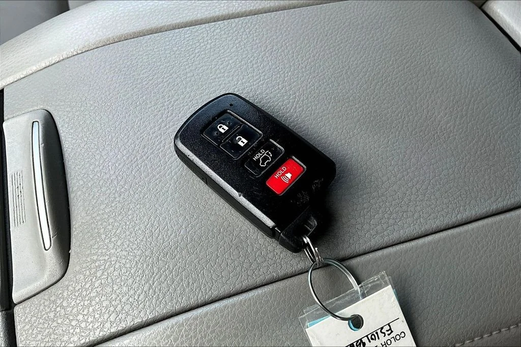 Used 2015 Predawn Gray Mica Toyota XLE V6 image 39