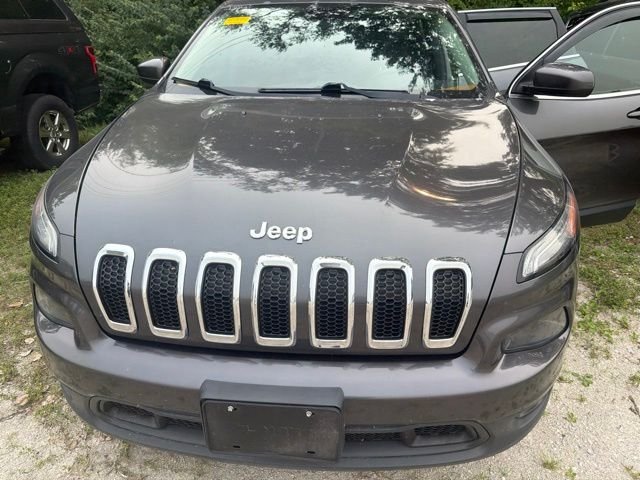 Used 2015 Gray Jeep Latitude image 2