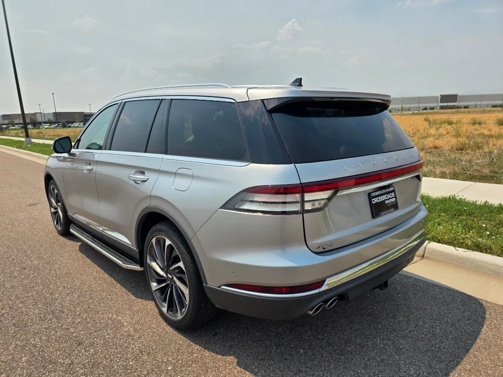Used 2022 Silver Radiance Metallic Clearcoat Lincoln Reserve image 3